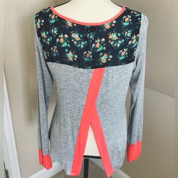 Rue 21 Cross Back Flirty Navy Floral Grey Top Size Medium - Picture 3 of 8